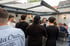 Gäste des Sommerfests auf der Terrasse im Abendlicht