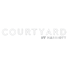 Courtyard by Marriott Logo auf dunkelgrünem Hintergrund.