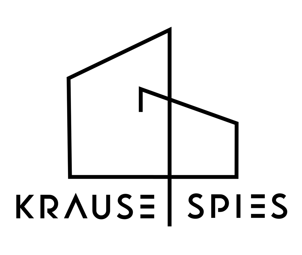 Schwarzes Logo "KRAUSE SPIES" mit abstraktem Gebäudeumriss auf Hintergrund.