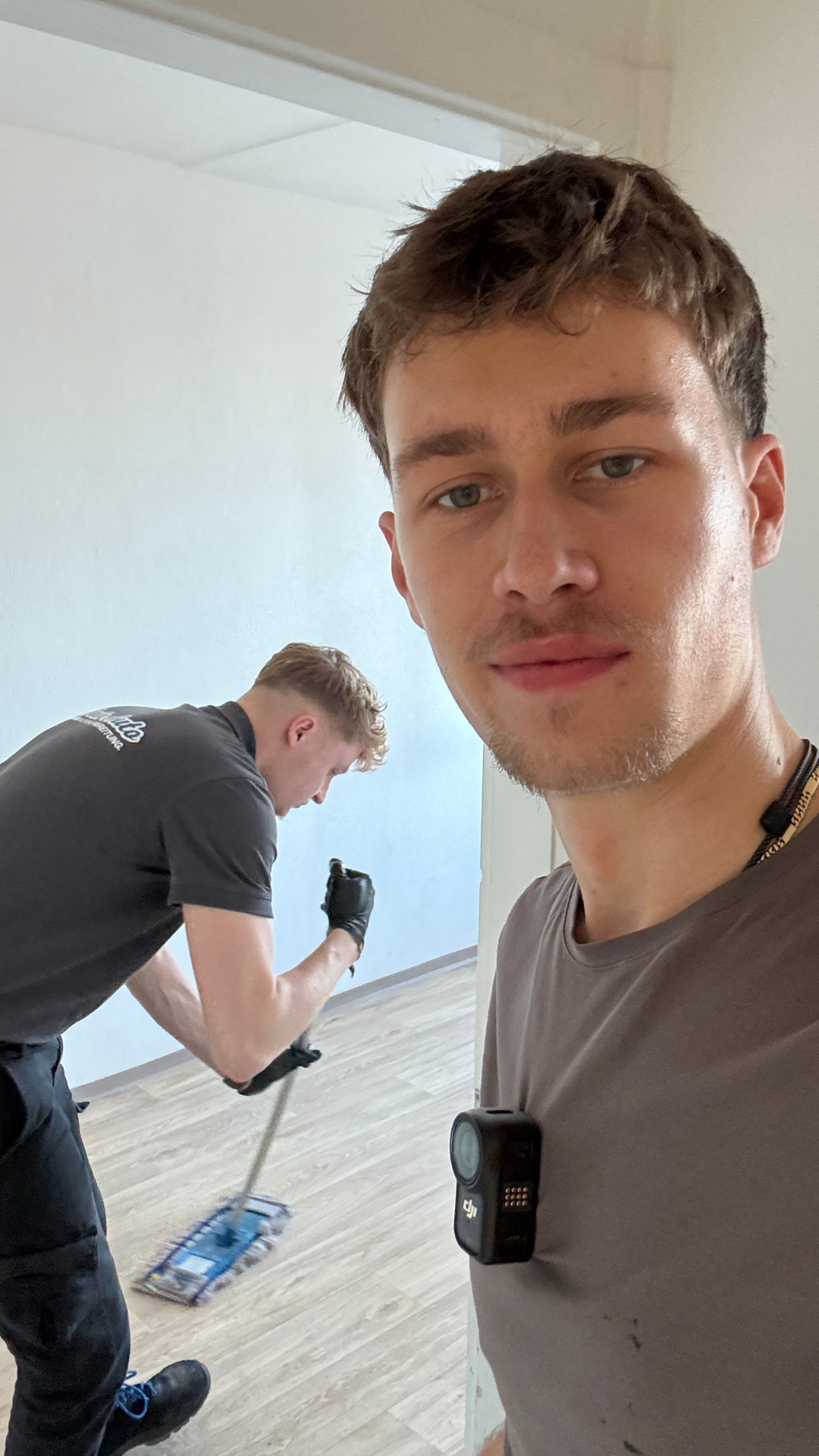 Junges Reinigungsteam bei der Arbeit – Rein Gebäudeservice Cottbus