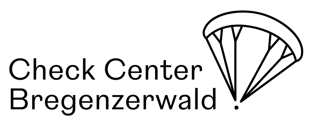 Schwarzer Text "Check Center Bregenzerwald" und ein stilisierter Gleitschirm auf dunkelgrünem Hintergrund.