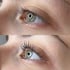Vorher-Nachher-Vergleich des Wimpernliftings: ein Auge mit geraden Wimpern und ein Auge mit nach oben geschwungenen Wimpern.