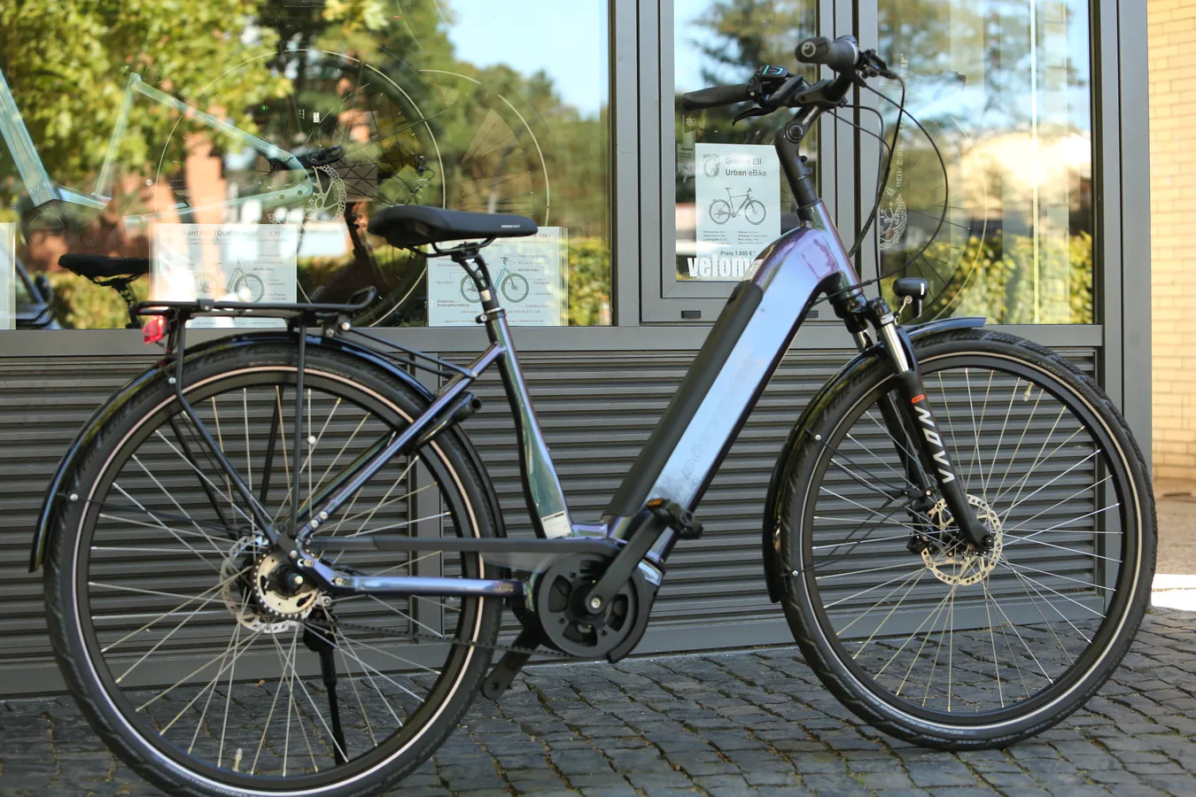 eBike in Lila vor dem Schaufenster in Hamburg-Langenhorn