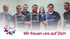 Mann in blauem Poloshirt bedient Roboterarm mit Steuergerät in einem Labor.