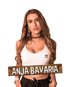 Porträt von Anja Bavaria mit langem braunem Haar und weißem Adidas-Top vor schwarzem Hintergrund.