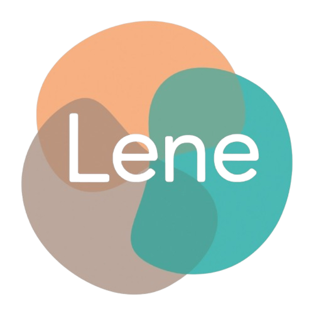 Drei überlappende Kreise in Orange, Blau und Braun bilden eine Blüte mit dem Wort "Lene" in der Mitte.