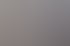 Ein Mann sitzt vor einem Computermonitor mit einer Website über Videobearbeitung und Schnitt.