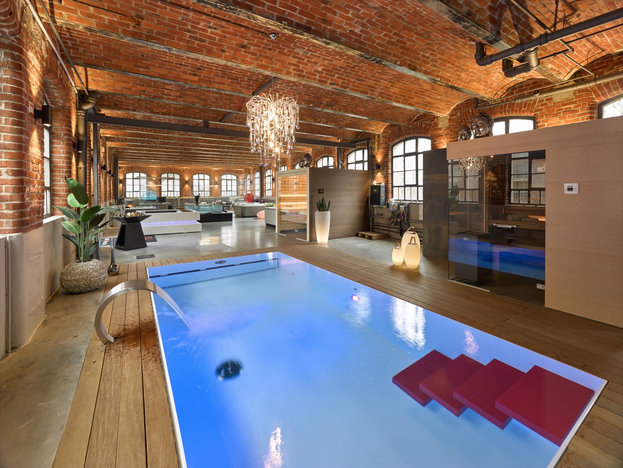 Langer Innenpool mit blauer Beleuchtung in der POOL+HOME Ausstellung