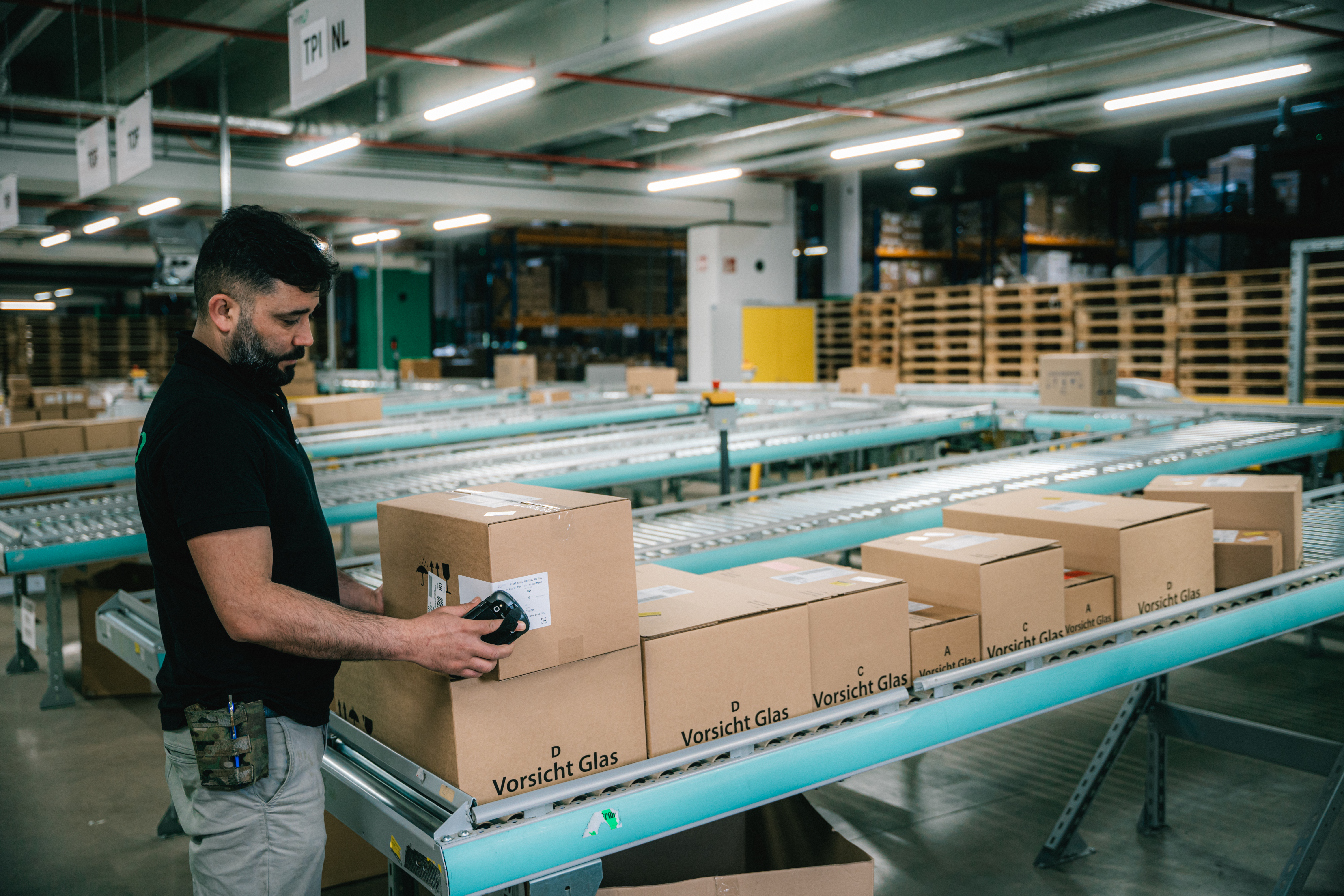 Hochregallager eines Logistikunternehmens im Rhein-Main-Gebiet bei Drohnenaufnahmen