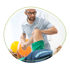 Ein Therapeut dehnt das Bein eines Patienten, der auf dem Rücken liegt.