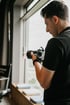 Professionelle Videoproduktion am Set von Amro Media mit Kamera und Filmausrüstung.
