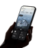 Hand hält Smartphone mit PowerOcean App, die ein Haus mit Solaranlage und Energieverbrauchsdaten anzeigt.
