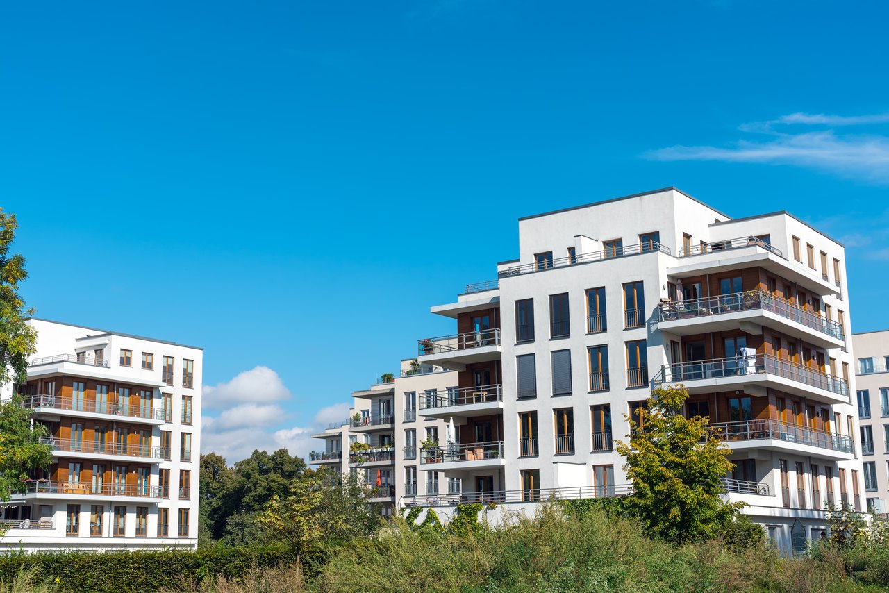 Moderne weiße Mehrfamilienhäuser