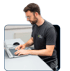 Monteur dokumentiert am Laptop