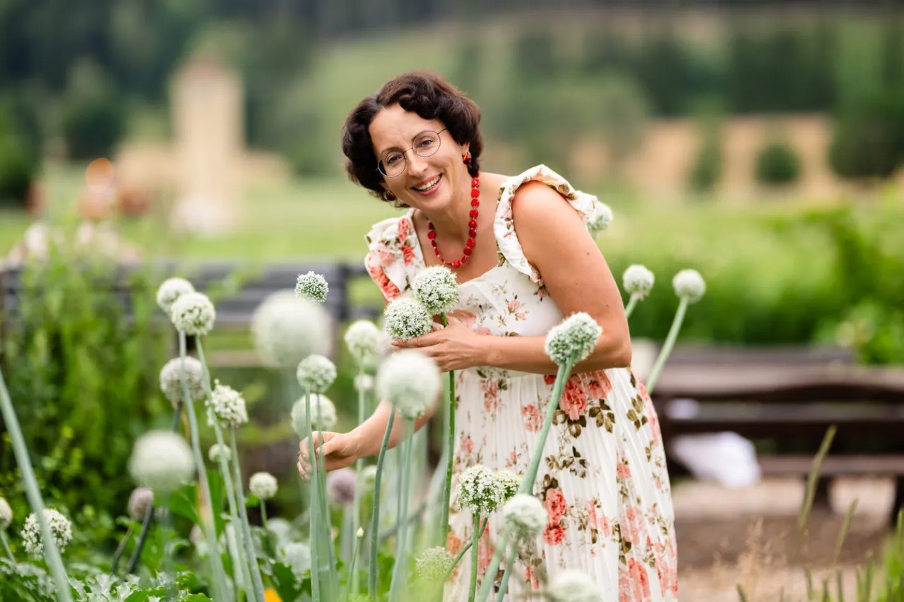 Nadia Krol zwischen blühenden Zwiebeln in ihrem Garten