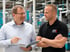 Betriebsleiter und Mitarbeiter der Metallwaren Kempe GmbH im Gespräch in der Fertigung