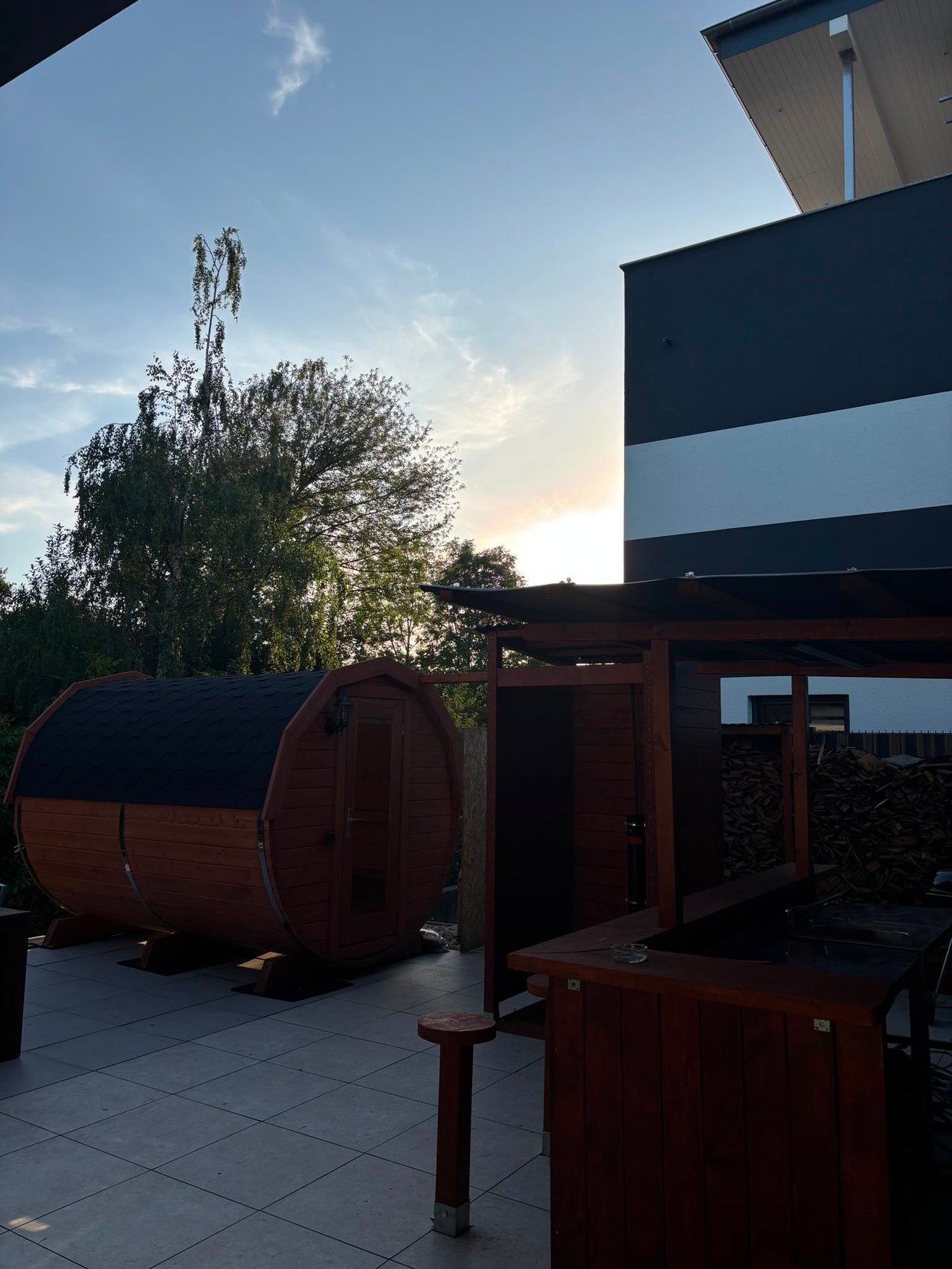 Fasssauna auf der Terrasse bei Sonnenuntergang