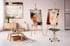 Künstleratelier mit zwei Staffeleien, abstrakten Gemälden, Farbtuben, Pinseln und einem Rollhocker.