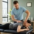 Chiropraktiker justiert Patientin