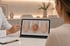 Arzt erklärt Patientin am Tablet eine Bauchdeckenstraffung anhand medizinischer Illustrationen von Bauchmuskeln und Narben.