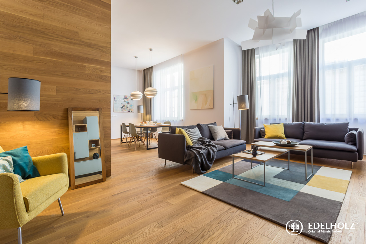 Geräumiges Wohnzimmer mit Edelholz-Parkett und Sitzgruppe
