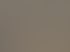 Ein Bekleidungsgeschäft mit Kleiderständern, Tischen voller gefalteter Kleidung und Schaufensterpuppen.