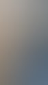 Ruheraum eines Spas mit gepolsterten Liegen, weißen Handtüchern und einer beleuchteten Salzwand im Hintergrund.