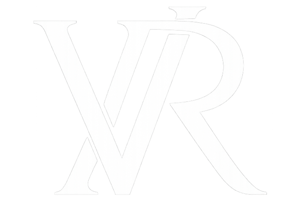Goldenes, stilisiertes Logo mit den ineinander verschlungenen Buchstaben V und R auf dunkelgrünem Hintergrund.