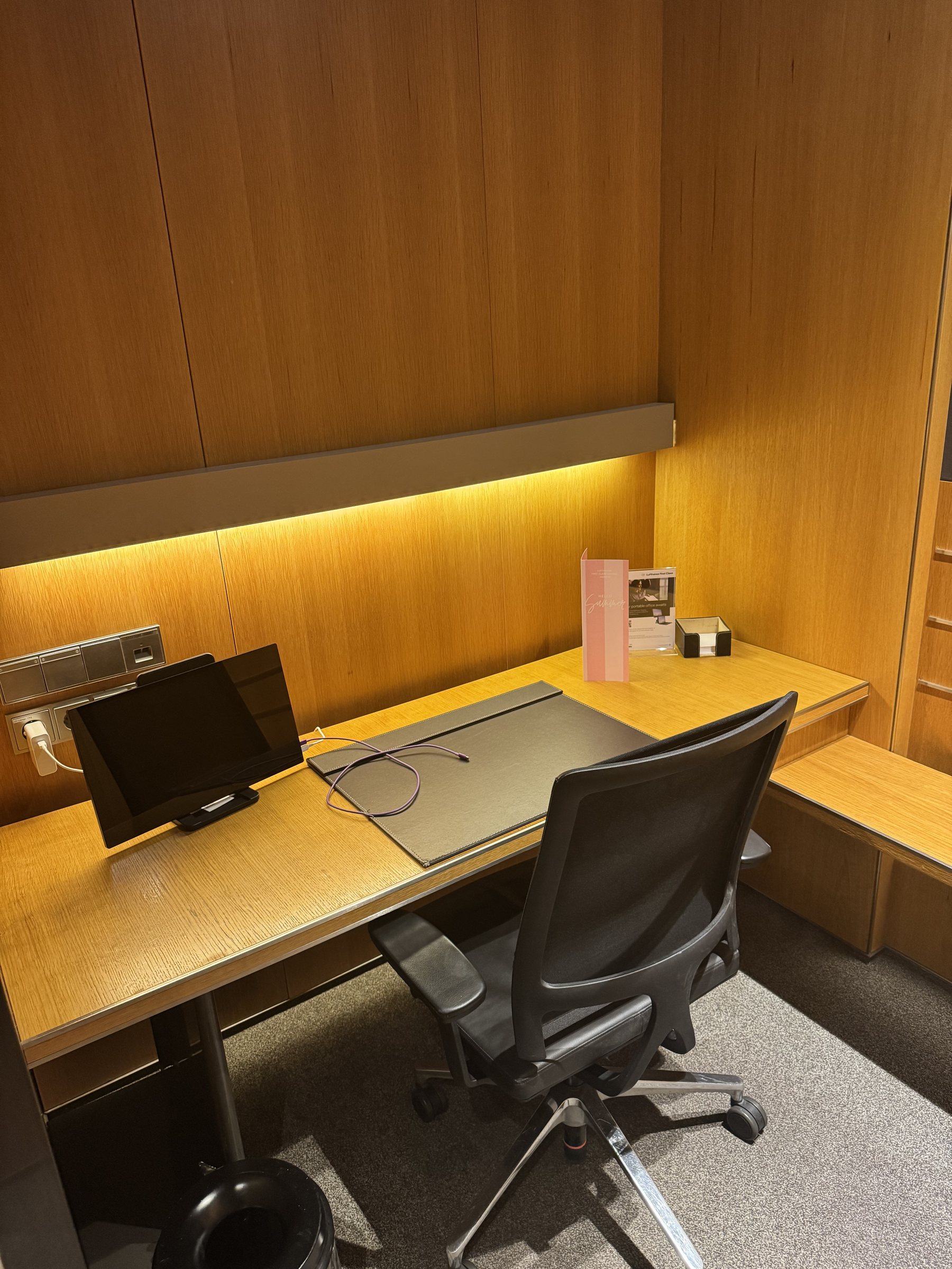 Arbeitsplatz in der Lufthansa First Class Lounge in München