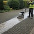 Flaechenreiniger auf Betonpflaster, halb gereinigte Flaeche