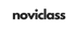 Schwarzer Noviclass-Text auf dunkelgrünem Hintergrund.