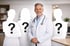 Lächelnder Arzt in weißem Kittel mit Stethoskop zwischen drei unscharfen Silhouetten mit Fragezeichen.