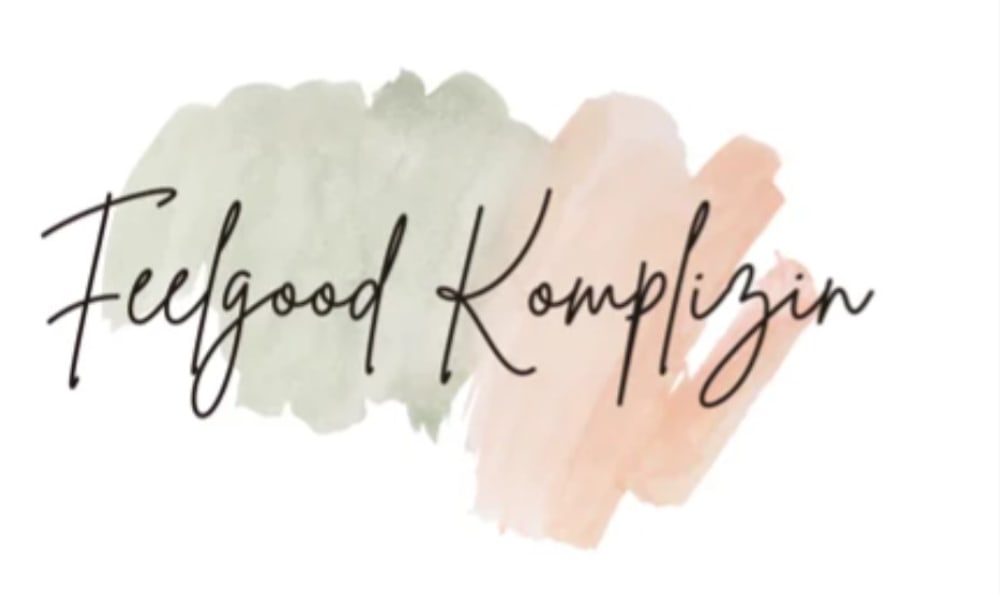 Schriftzug „Feelgood Komplizin“ in Schwarz auf grünem und orangefarbenem Aquarell-Hintergrund.