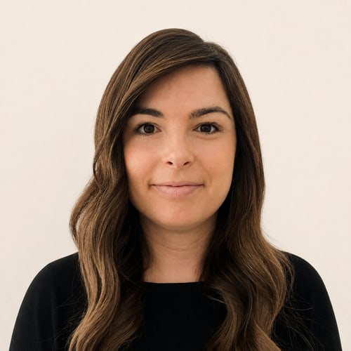 Porträt von Alexandra Lalomia, Spezialistin für Haarpflege und Beratung