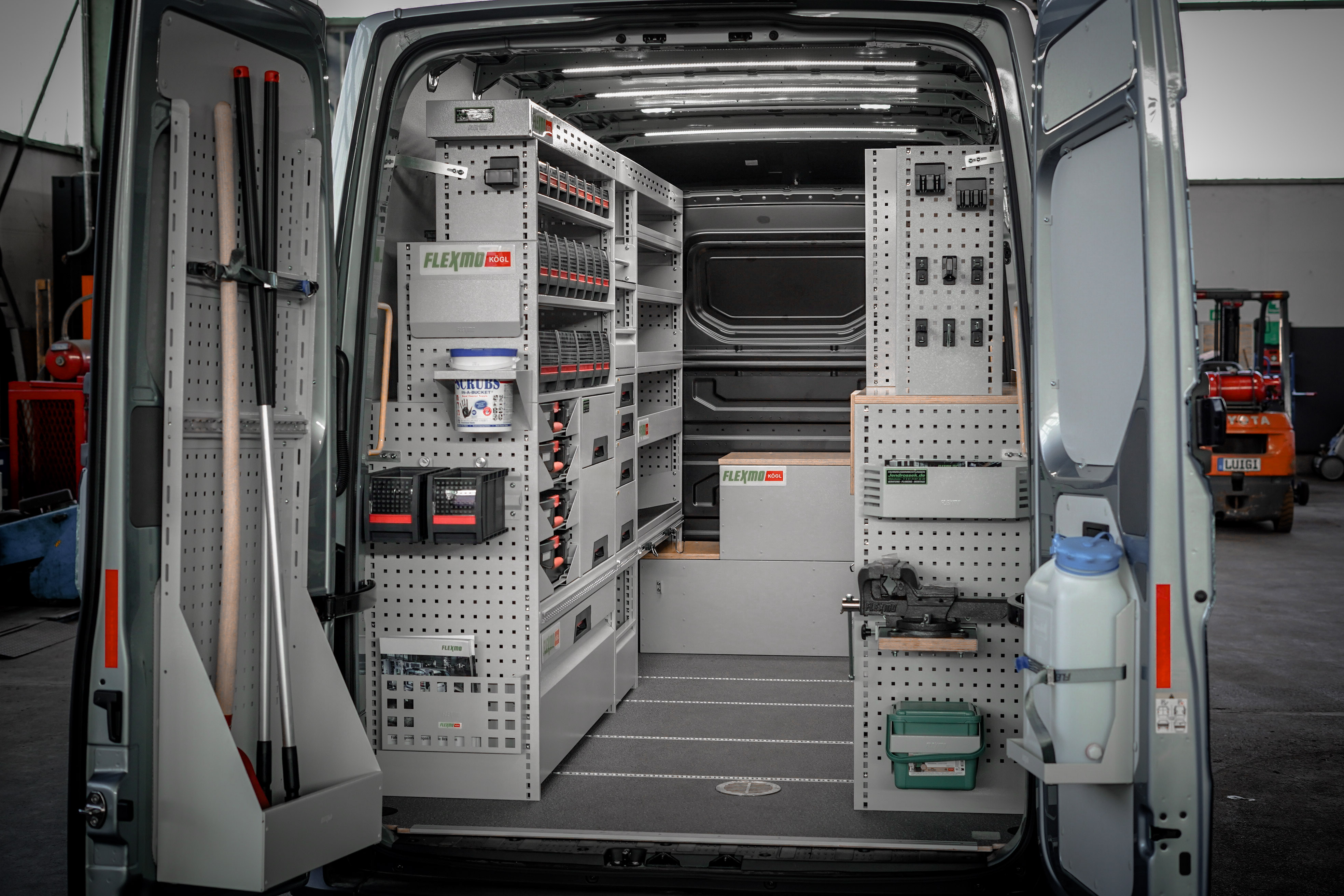 Transporter mit eingebautem Regalsystem als Fahrzeugeinrichtung