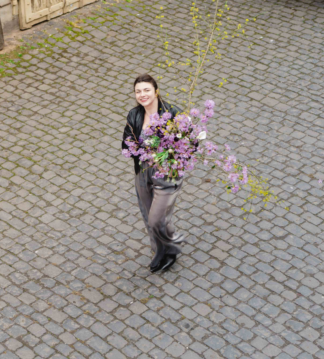 Hand mit Blumenstrauß