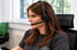 Kollegin mit Headset am Telefon