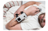 Ein Mann liegt im Bett und trägt ein Schlafüberwachungsgerät am Handgelenk mit einem Fingerclip und Nasenkanülen.