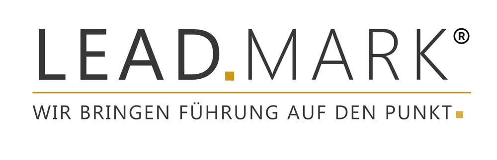 Das Logo zeigt „LEAD.MARK®“ mit einem goldfarbenen Punkt, darunter eine Linie und den Slogan „WIR BRINGEN FÜHRUNG AUF DEN PUNKT.“