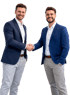 Zwei lächelnde Männer im Business-Outfit geben sich vor schwarzem Hintergrund die Hand.