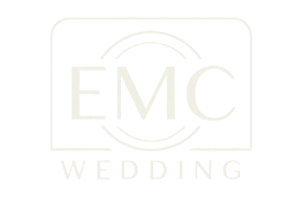 Weißes EMC Wedding Logo auf dunkelgrünem Hintergrund.