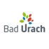 Logo der Stadt Bad Urach: bunte Blätter über dem Schriftzug "Bad Urach" in Grau auf dunklem Hintergrund.