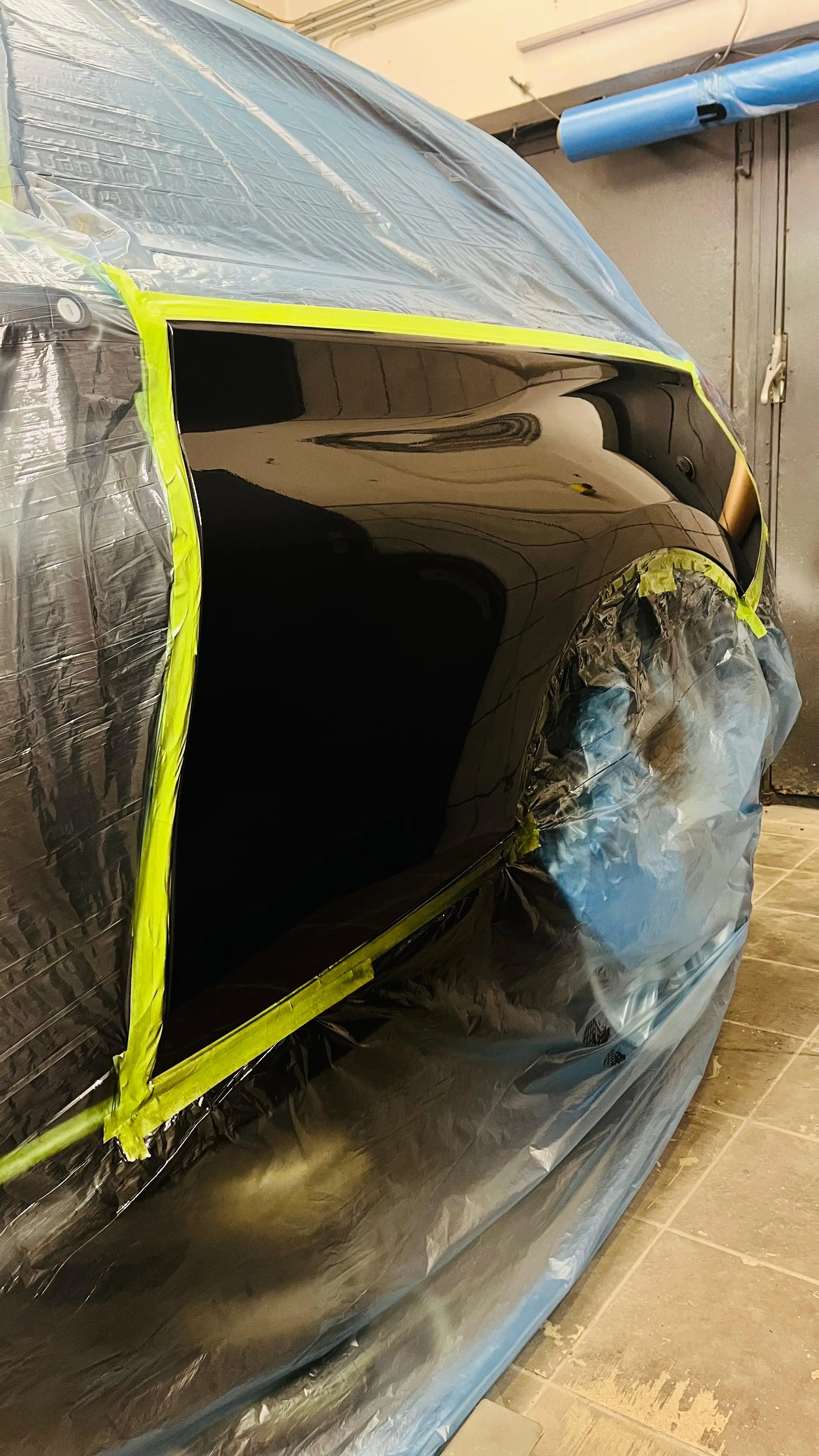 Fahrzeugkarosserie präzise mit Schutzfolie und Klebeband vorbereitet