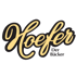 Hofer Der Bäcker-Logo in gelber Schreibschrift mit schwarzem Umriss auf grünem Hintergrund.