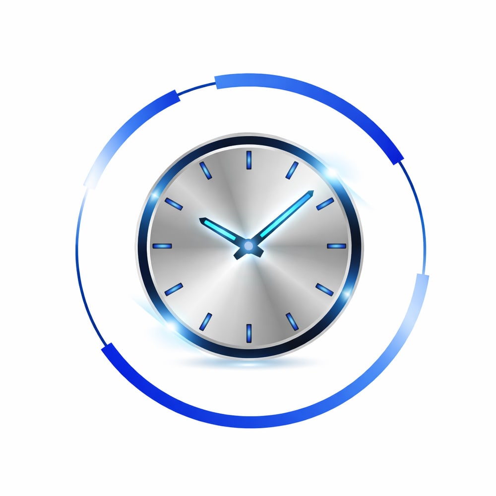 Silberne Wanduhr mit blauen Zeigern und Markierungen, umgeben von einem blauen Kreis.