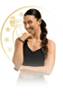 Lächelnde Frau im schwarzen Sport-Top vor dem goldenen Liberty-Powerhouse-Emblem.