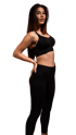Junge Frau in schwarzem Sport-BH und Leggings posiert mit den Händen in den Hüften.