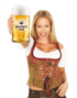 Lächelnde Frau in Tracht hält ein Krug Bitburger Bier hoch.