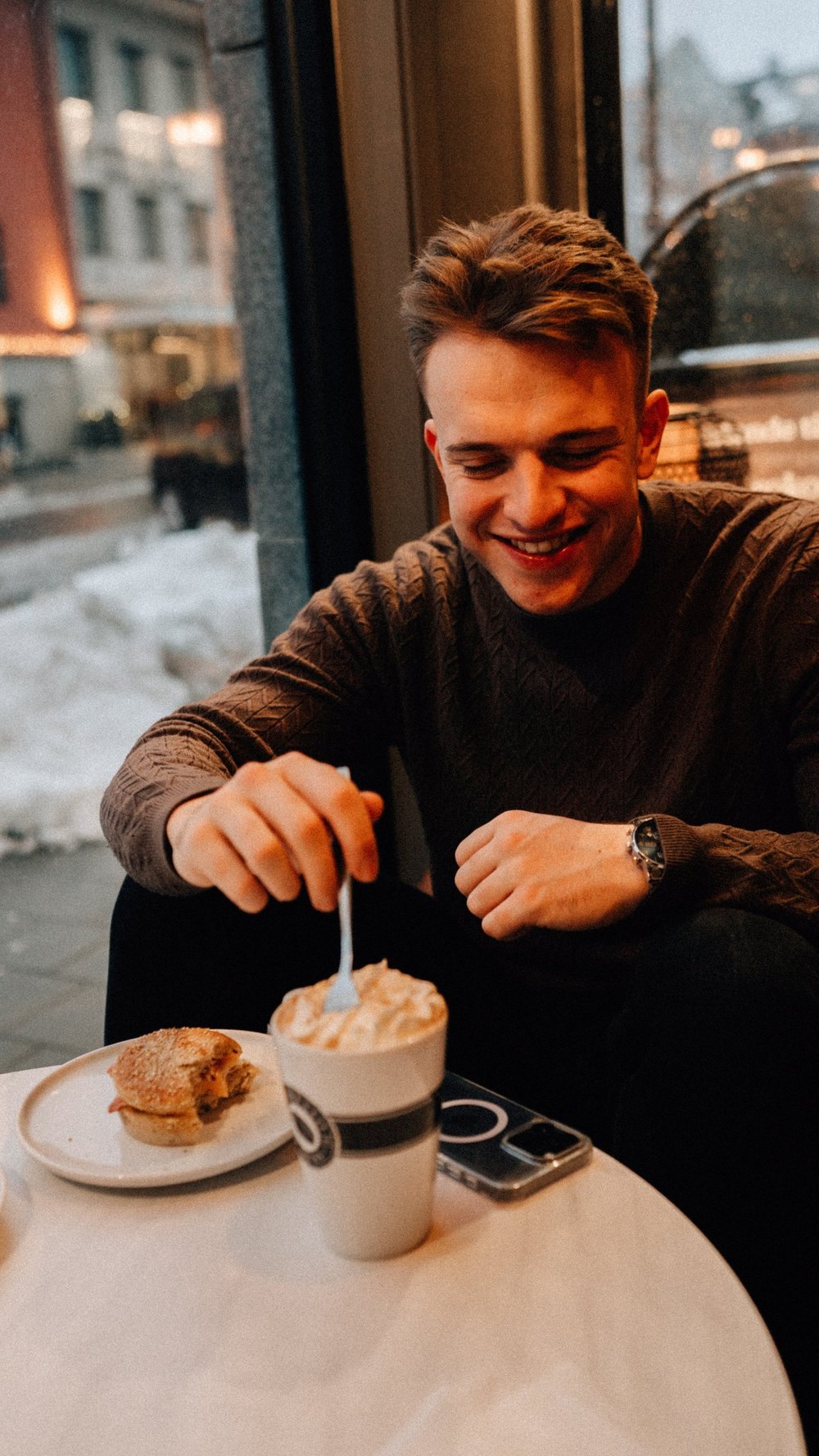 Mann mit heißer Schokolade im Café