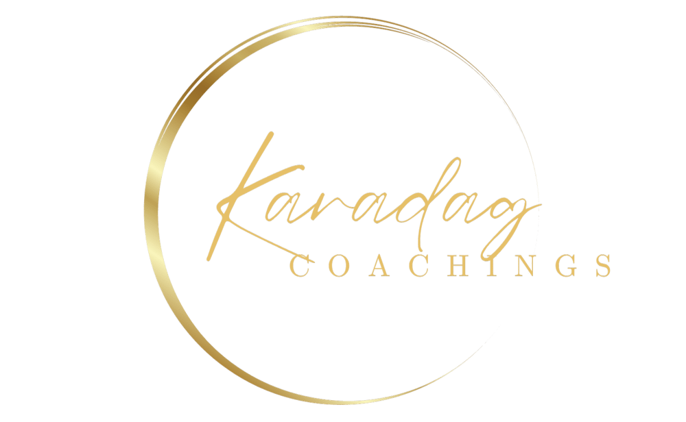 Goldener Kreis mit "Karadag COACHINGS" in Schreibschrift und Großbuchstaben.
